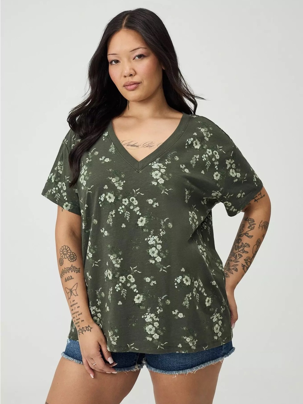 Torrid 4X 26 NWT Heritage Slub V Neck Tee Ditsy Rain Olive Floral Cotton Plus